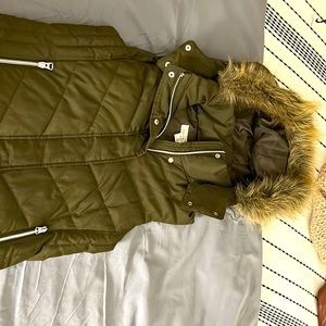 Slightly worn vest with fur hood! Looks like new.
